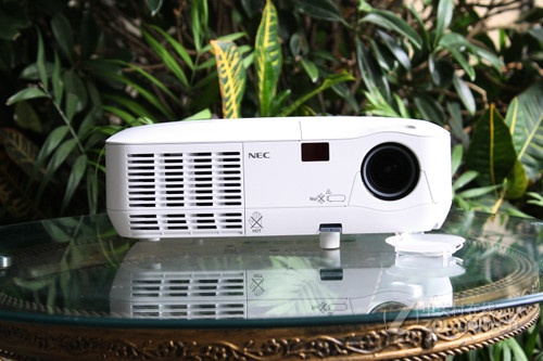 低碳環(huán)保 3D投影機NEC NP215+破5千