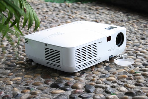 低碳環(huán)保 3D投影機NEC NP215+破5千