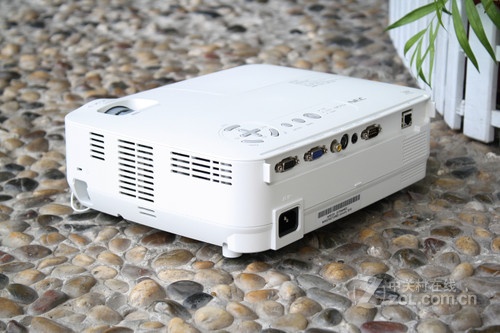 低碳環(huán)保 3D投影機NEC NP215+破5千