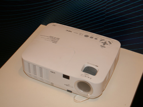 低碳環(huán)保 3D投影機NEC NP215+破5千