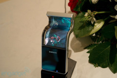 三星發(fā)布可彎曲屏幕及19寸透明AMOLED