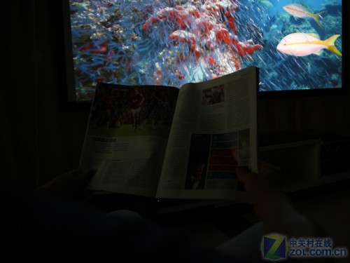 開(kāi)燈看電影 高亮1080p投影實(shí)戰(zhàn)大客廳