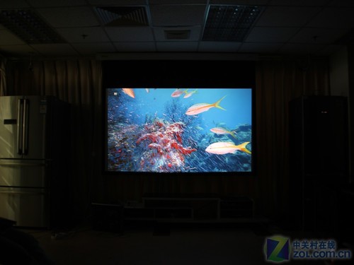 開(kāi)燈看電影 高亮1080p投影實(shí)戰(zhàn)大客廳