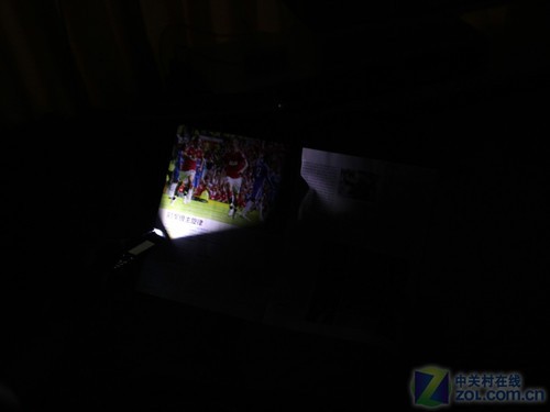 開燈看電影 高亮1080p投影實戰(zhàn)大客廳